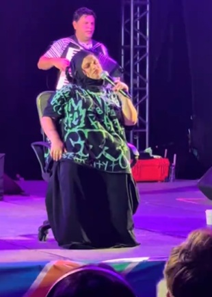 Amandititita permanece sentada en concierto en la Fenal