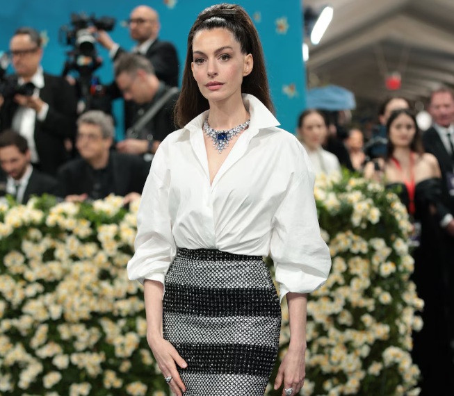 Anne Hathaway en la MET GALA 2025