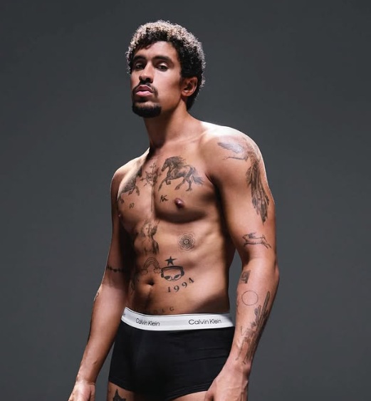 Bad Bunny modelando para Calvin Klein