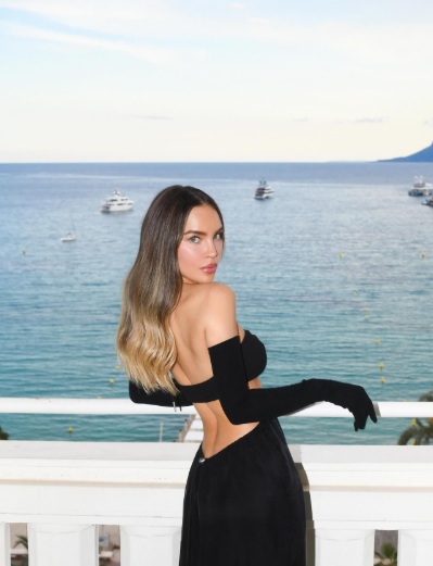 Belinda presume vestido negro