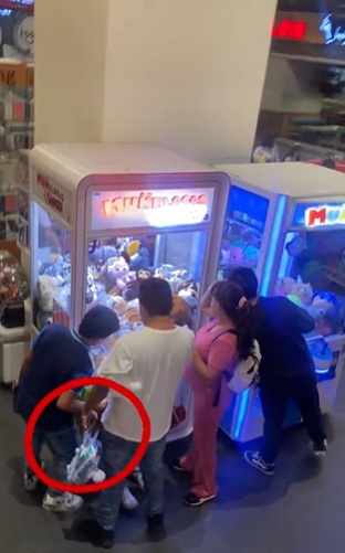 Familia usa a niña para robar peluches de máquina |VIDEO