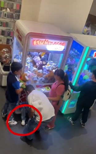 Familia usa a niña para robar peluches en una máquina