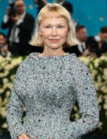 Pamela Anderson en la MET Gala 2025