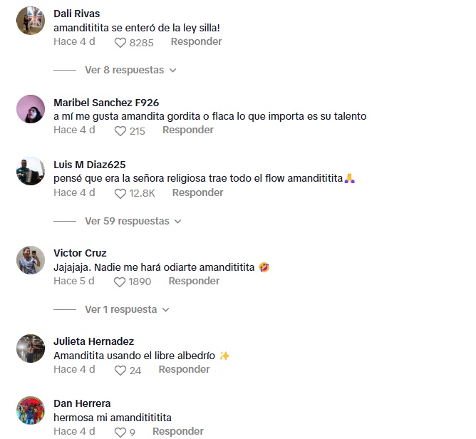 Reacciones sobre amandititita sentada en concierto