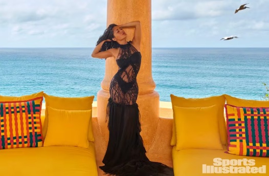 Salma Hayek impacta en portada de revista