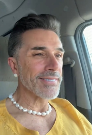 Sergio Mayer utiliza collar de perlas