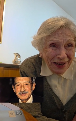 Abuelita reacciona a foto móvil de su esposo fallecido