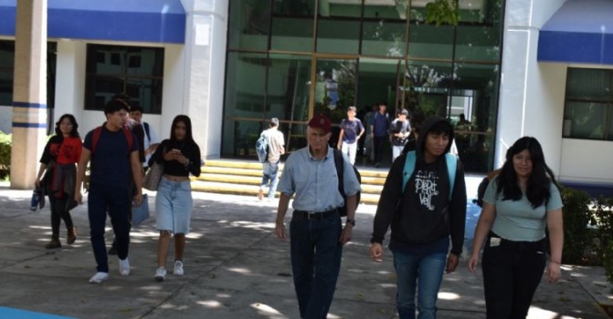 Abuelito de 80 años entra a estudiar a la universidad |FOTOS
