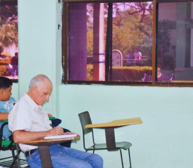 Abuelito de 80 años se viraliza por estudiar la universidad