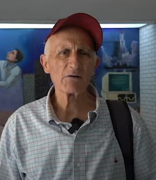 Abuelito agradece apoyo de la universidad para seguir con sus estudios