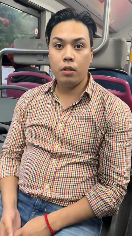 Lord Metrobús ocupa dos asientos en transporte público