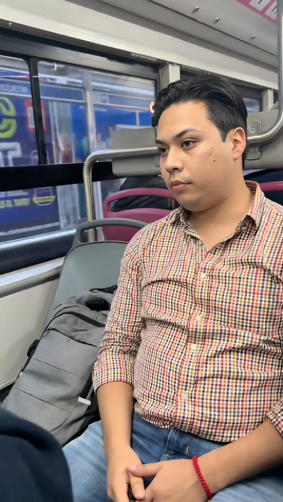 Lord Metrobús ocupa dos asientos en transporte público