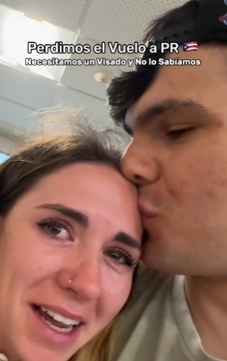 Redes reaccionan a video de pareja que perdió su vuelo
