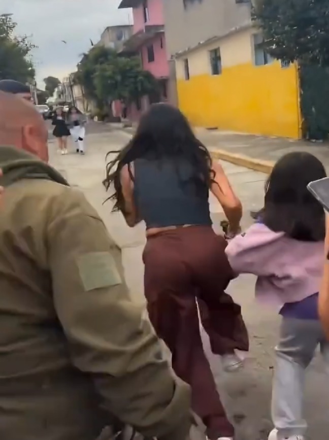 Bárbara de Regil huye de fans en grabación