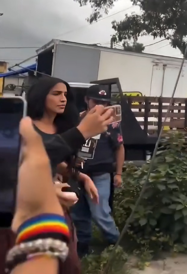 Bárbara de Regil huye de seguidores en grabaciones de Rosario Tijeras