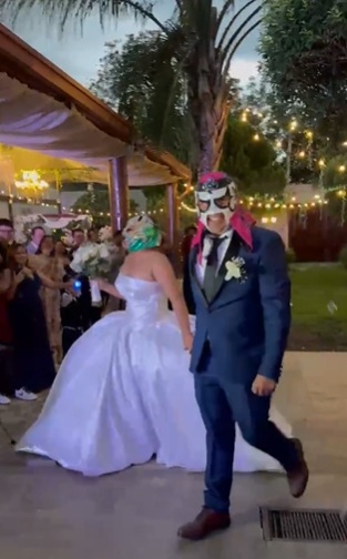 Novios cambian vals por pelea de lucha libre en boda