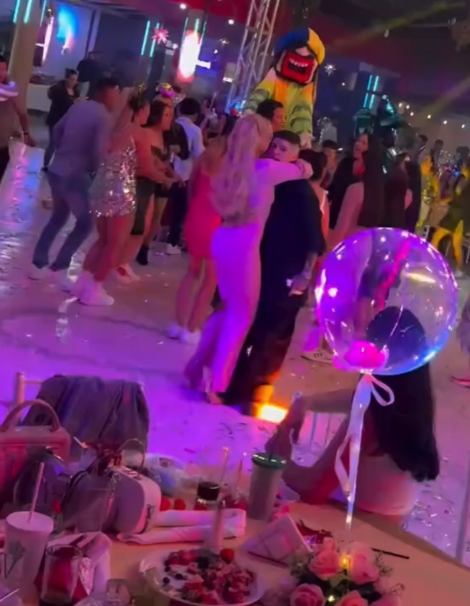 Captan a Santa Fe Klan bailando con mujer misteriosa