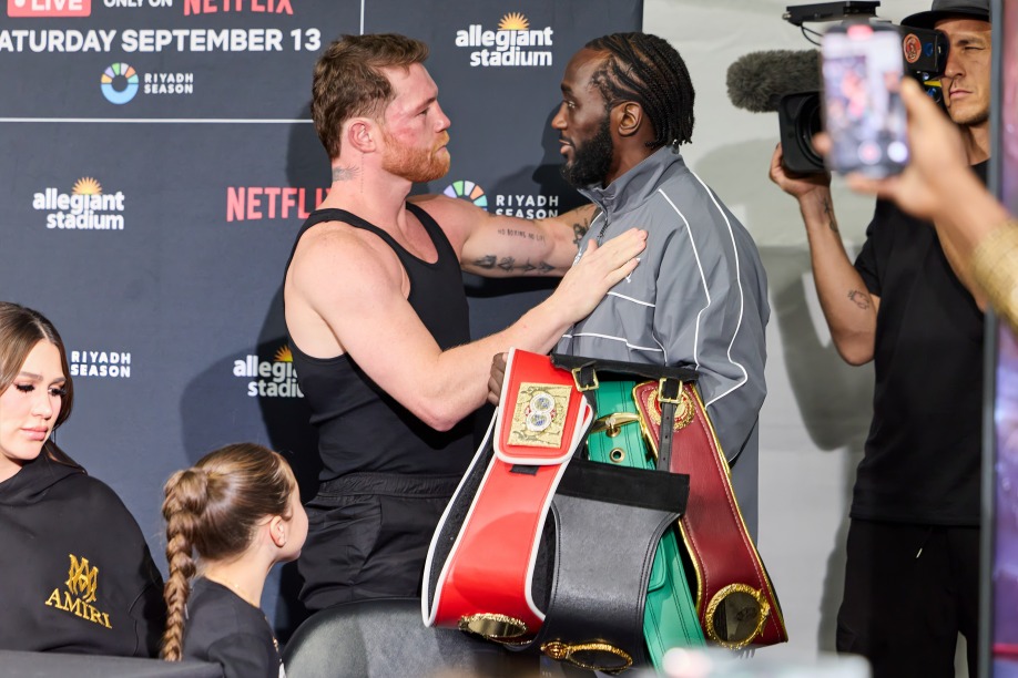 Crawford devuelve cinturones a Canelo