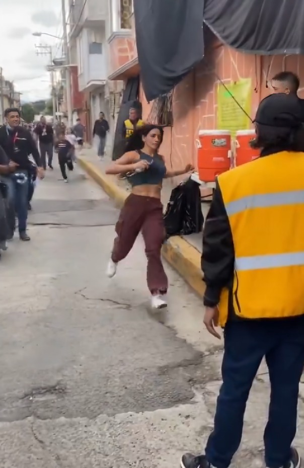 Critican a Bárbara de Regil por huir de fans