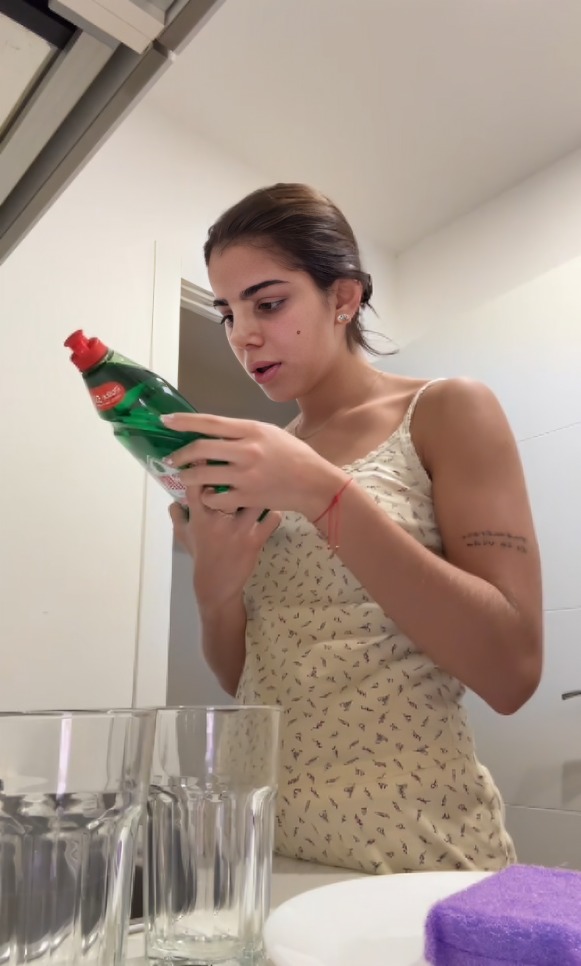 Mar de Regil confunde jabón para trastes y desata burlas