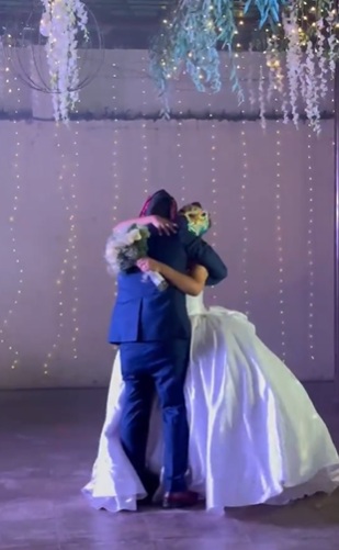 Pareja pelea en lugar de bailar el vals en su boda