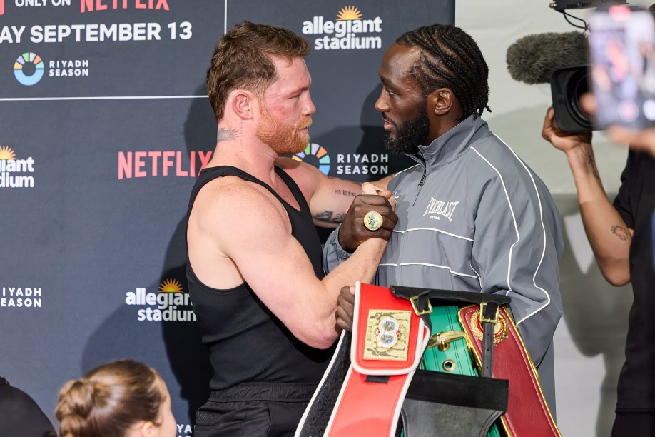 ¿Por qué Crawford devolvió cinturones a Canelo Álvarez?