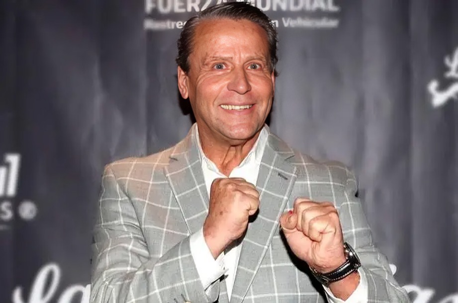 Alfredo Adame lanza arroz a comensal