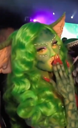 Belinda lleva a cabo fiesta de Halloween
