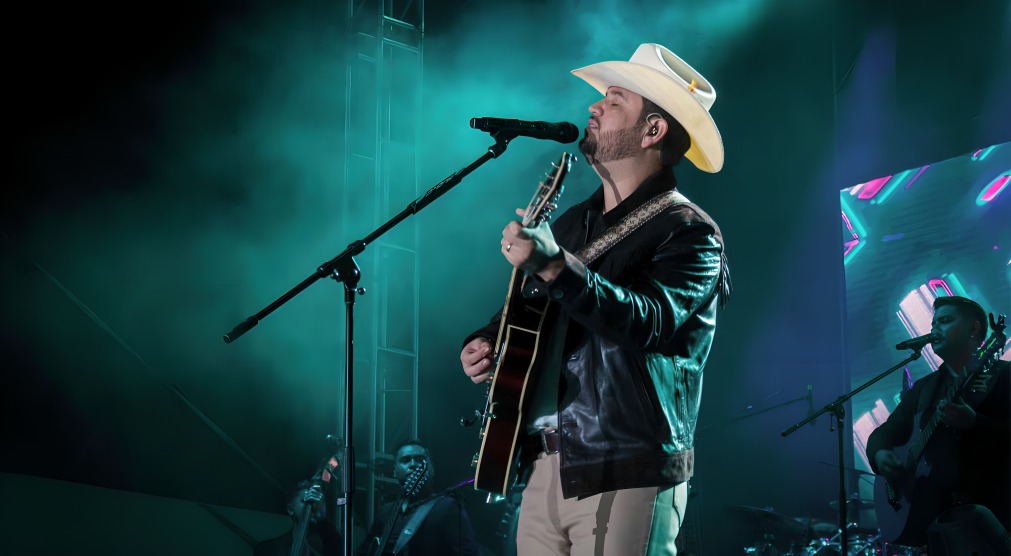Edén Muñoz interpreta canción prohibida en Querétaro