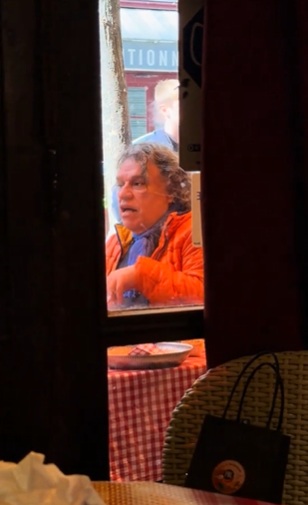 Hombre parecido a Juan Gabriel se viraliza