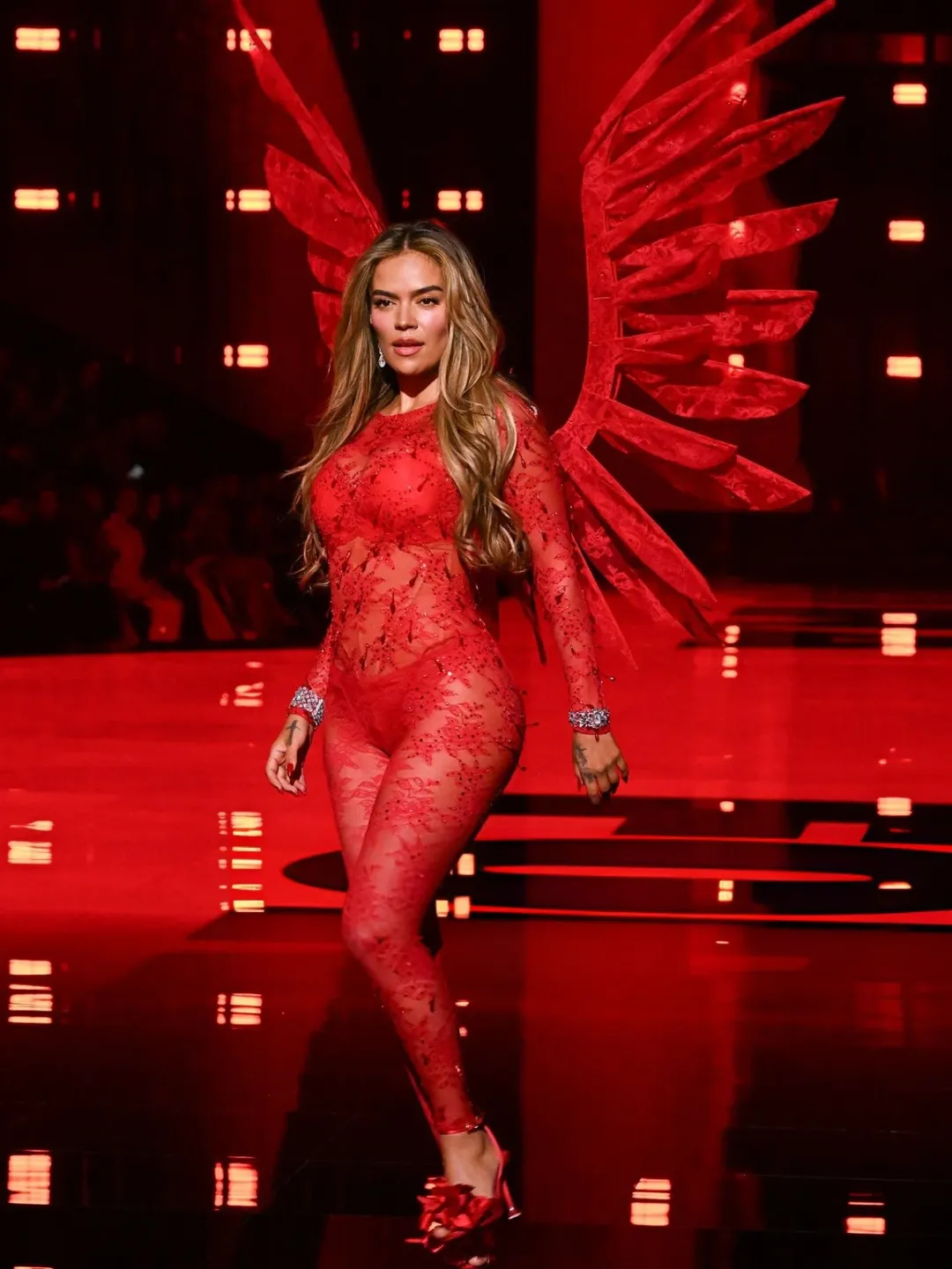 Karol G canta en pasarela del Victoria’s Secret Fashion Show 2025