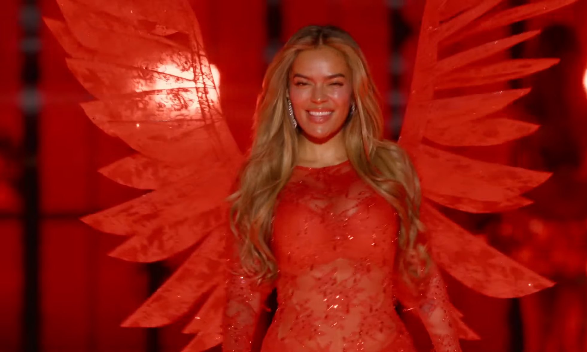 Karol G participa en pasarela de Victoria’s Secret