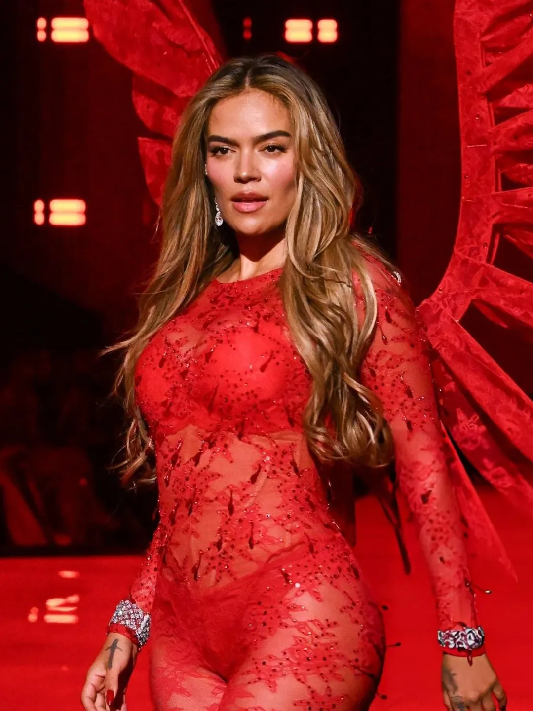 Karol G participa en pasarela de la marca Victoria’s Secret