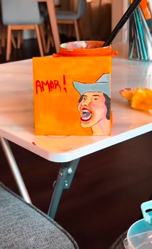 Joven recrea memes de Ángela Aguilar en obras de arte