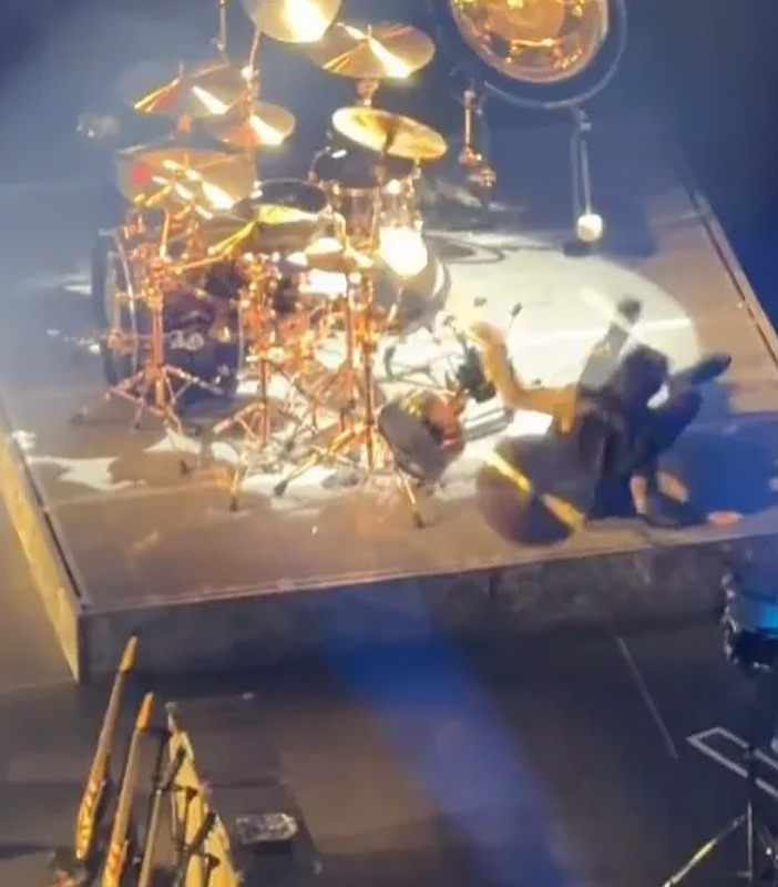 Alex González sufre caída en pleno concierto