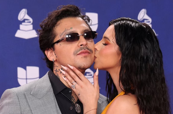 Christian Nodal olvida agradecer a Ángela Aguilar tras recibir premio