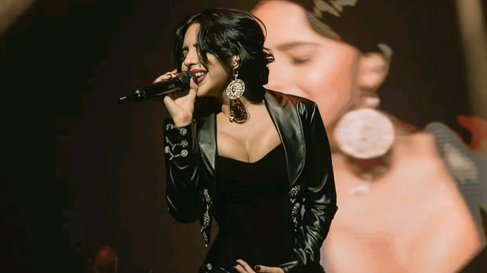 Ángela Aguilar olvida letra de canción en pleno conicerto