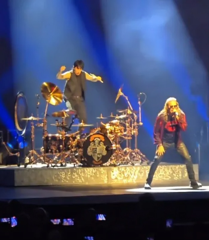 Así fue la caída del baterista de Maná en conicerto