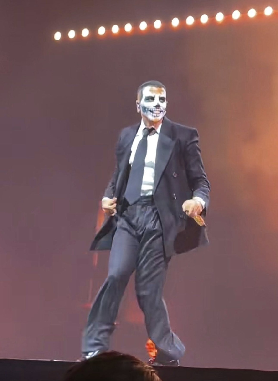 Así fue la caída de Rauw Alejandro en pleno concierto
