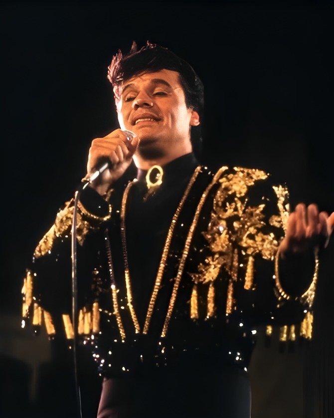 Así fue el traje de Juan Gabriel en Bellas Artes