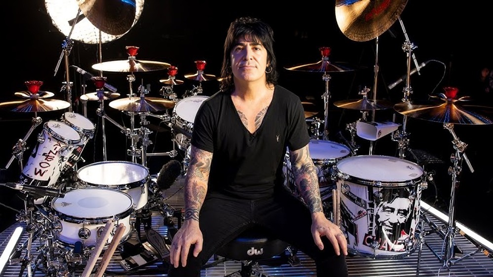 Baterista de Maná sufre caída en concierto