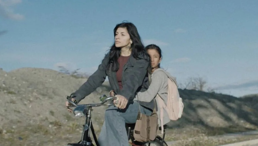 ¿De qué trata la película en la que participó Cazzu?