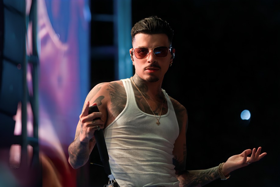 Rauw Alejandro sufre caída en concierto de México