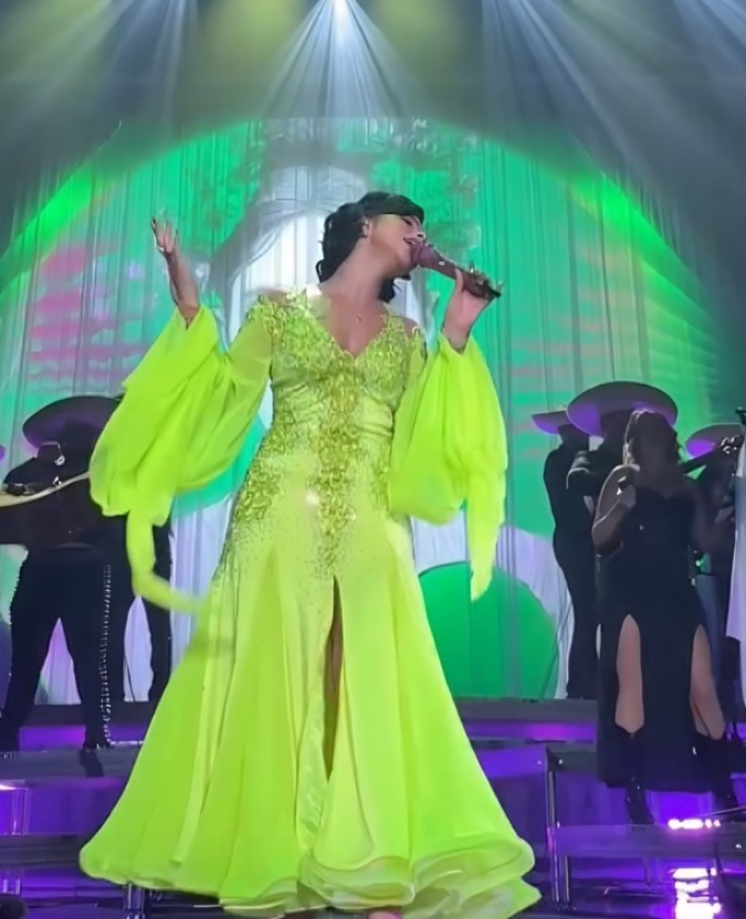 Redes critican a Ángela Aguilar por olvidar letra de canción