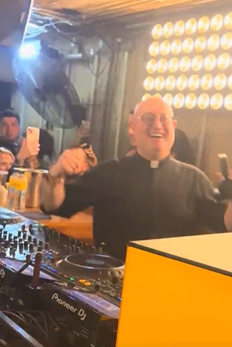 Padre Guilherme se viraliza por lanzar remix de ‘La Guadalupana’