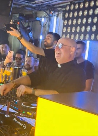 El Padre Guilherme en antro de Zapopan 