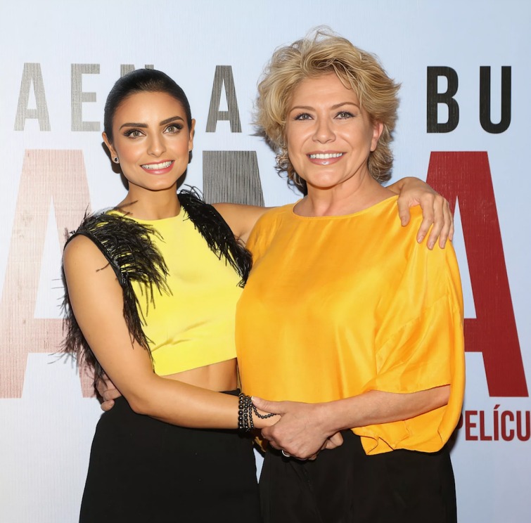 Aislinn Derbez reaparece tras muerte de su mamá