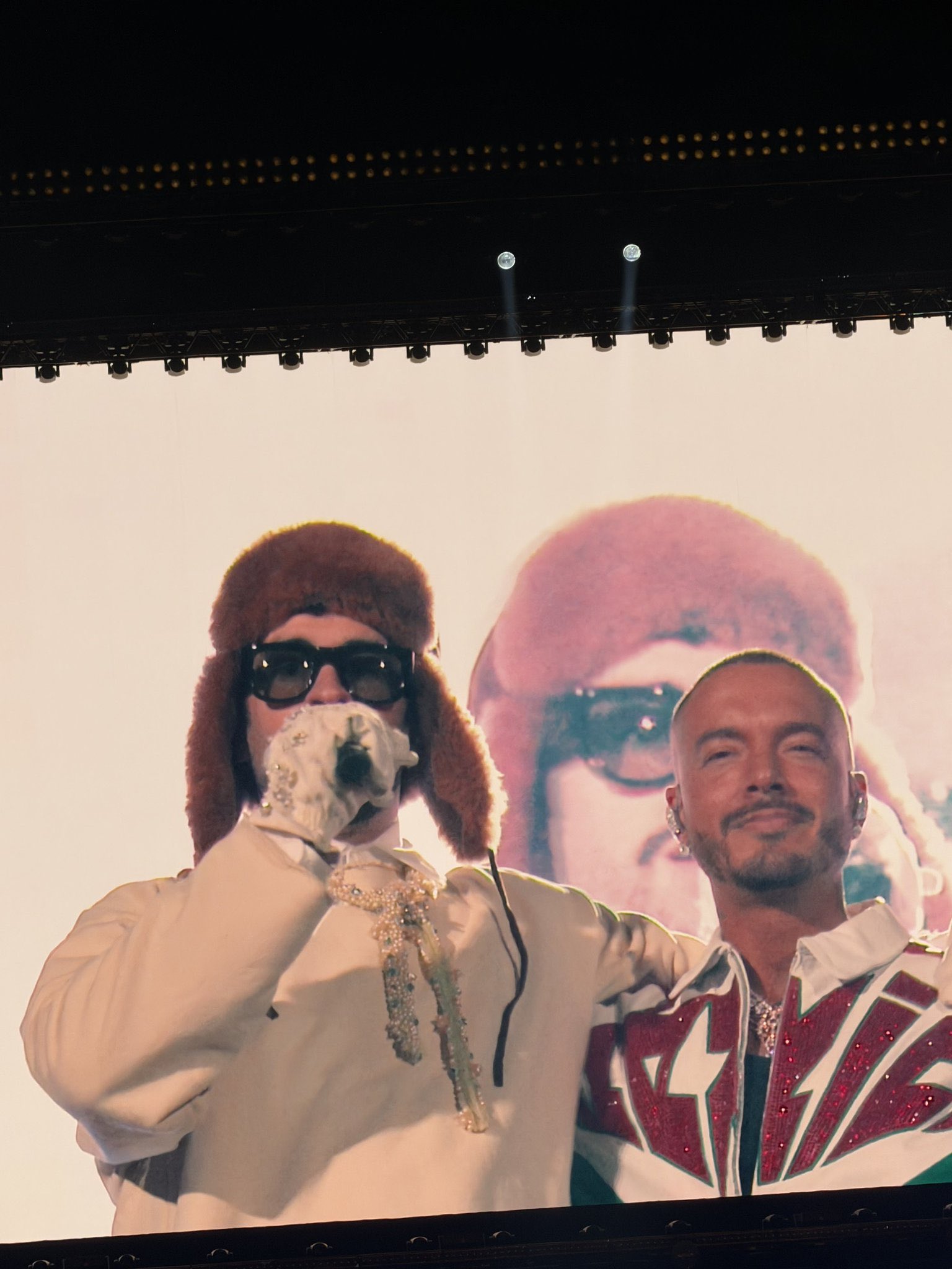J Balvin canta con Bad Bunny en concierto