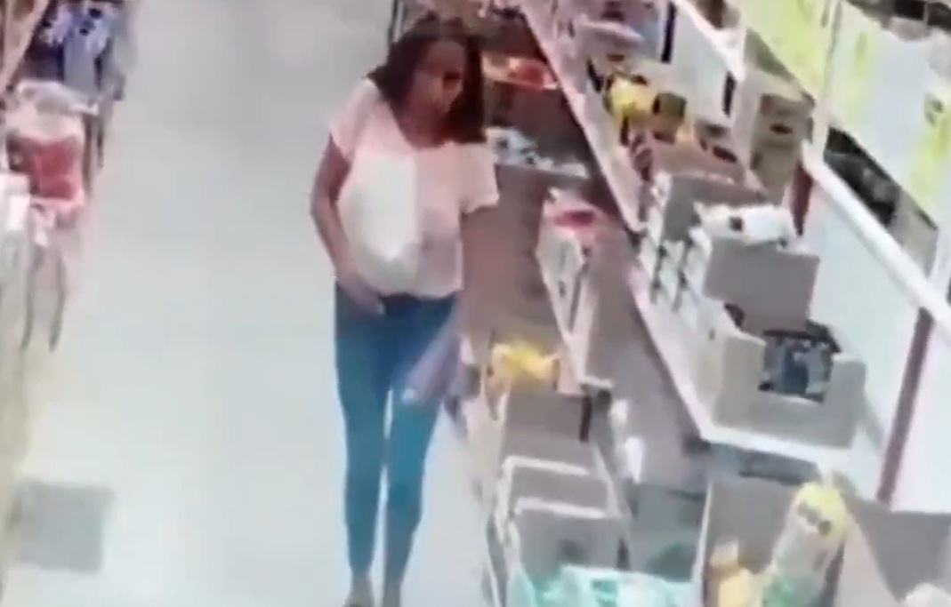 Mujer se limpia con un huevo