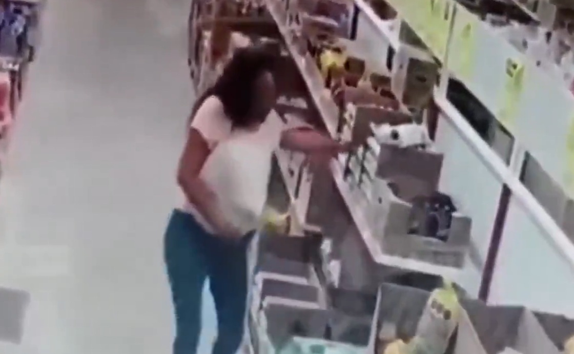 Mujer toma huevo en supermercado y se lo frota en el cuerpo